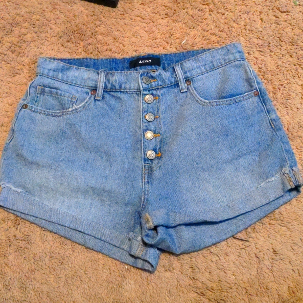 Aero Mom Shorts